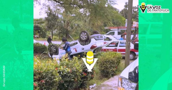 Vuelca vehículo de empresa Telmex tras choque con taxi