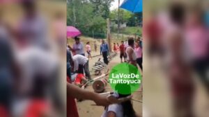 Caen voladores de Papantla durante ceremonia religiosa en Tihuatlán