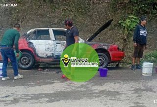 Presunto cortocircuito provoca incendio de un vehículo en Zontecomatlán