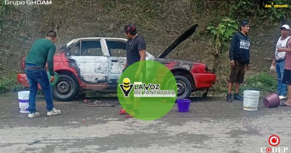 Presunto cortocircuito provoca incendio de un vehículo en Zontecomatlán