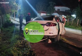 Conductor huye tras derribar cableado en la colonia La Brisa, en Tempoal