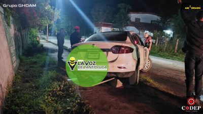 Conductor huye tras derribar cableado en la colonia La Brisa, en Tempoal