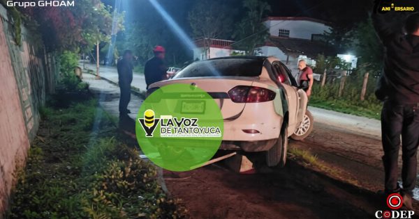 Conductor huye tras derribar cableado en la colonia La Brisa, en Tempoal