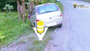 Vehículo termina fuera de la carretera en Chicontepec 