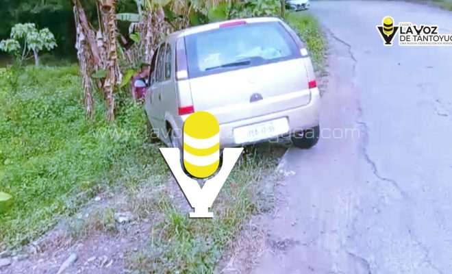 Vehículo termina fuera de la carretera en Chicontepec