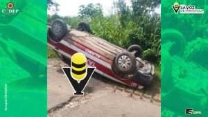 Vuelca taxi en la carretera La Tercera - Xococatl; ocupantes resultaron con lesiones menores