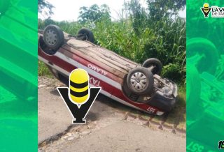 Vuelca taxi en la carretera La Tercera - Xococatl; ocupantes resultaron con lesiones menores
