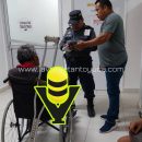 Auxilian a hombre tras caer de su propia altura