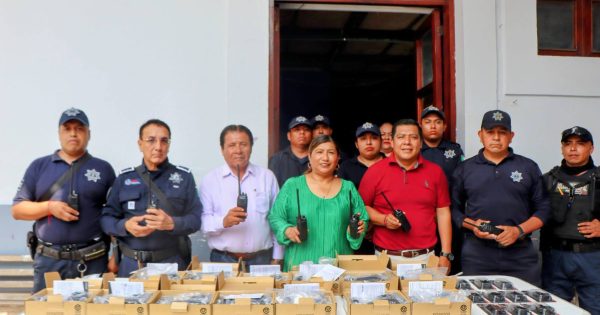 Entrega Alcaldesa Aristea Fernández equipo de comunicación para fortalecer la operatividad de la Policía Municipal