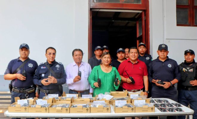 Entrega Alcaldesa Aristea Fernández equipo de comunicación para fortalecer la operatividad de la Policía Municipal
