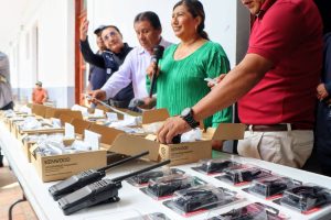 Entrega Alcaldesa Aristea Fernández equipo de comunicación para fortalecer la operatividad de la Policía Municipal