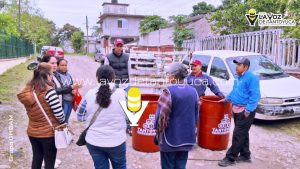 Entrega Ayuntamiento contenedores a comerciantes de San Sebastián