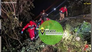 Dos personas prensadas tras caer automóvil a barranco en la carretera México - Tampico