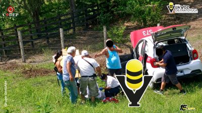 Taxi termina fuera de la carretera tras aparatoso accidente en Potrero del Llano