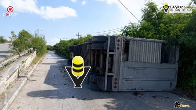 Vuelca tráiler con ganado en la carretera Valles - Tampico