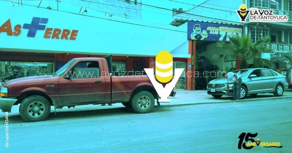 Choque entre auto compacto y camioneta deja daños materiales mínimos