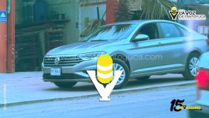 Choque entre auto compacto y camioneta deja daños materiales mínimos 