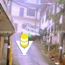 Patrulla derrapa y termina en una excavación, en Chicontepec