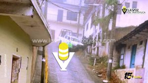 Patrulla derrapa y termina en una excavación, en Chicontepec