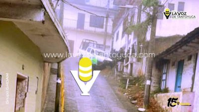 Patrulla derrapa y termina en una excavación, en Chicontepec