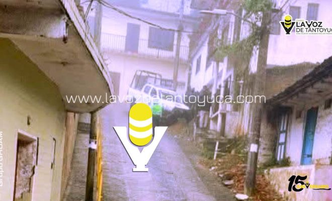 Patrulla derrapa y termina en una excavación, en Chicontepec