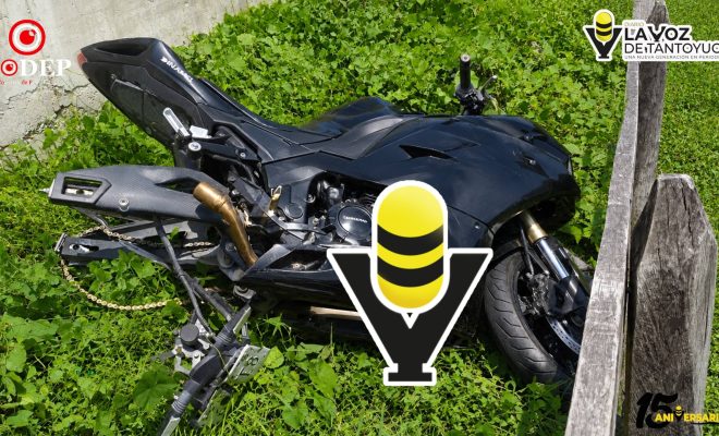Encuentran motocicleta abandonada sobre la carretera federal Alazán - Canoas, en Tantoyuca
