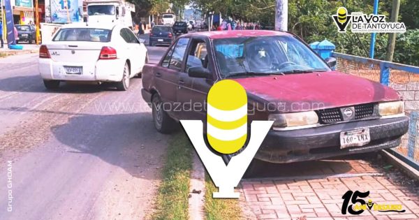 Auto compacto se impacta contra barandal en Tantoyuca