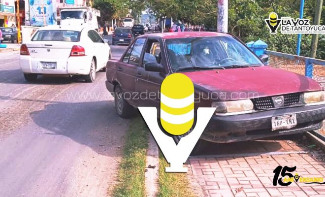 Auto compacto se impacta contra barandal en Tantoyuca