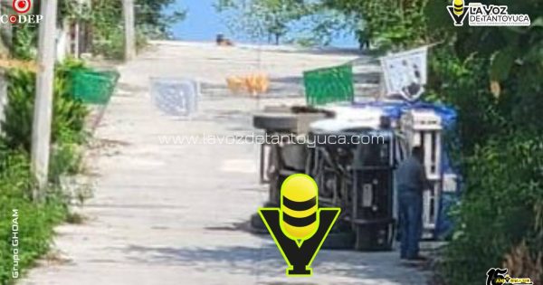 Vuelca camioneta en una pendiente, en Huejutla