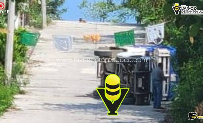 Vuelca camioneta en una pendiente, en Huejutla