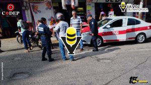 Taxista abre la puerta de su unidad y provoca percance con dos motociclistas en Chicontepec