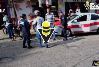 Taxista abre la puerta de su unidad y provoca percance con dos motociclistas en Chicontepec
