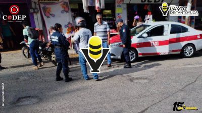 Taxista abre la puerta de su unidad y provoca percance con dos motociclistas en Chicontepec