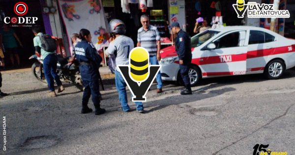 Taxista abre la puerta de su unidad y provoca percance con dos motociclistas en Chicontepec