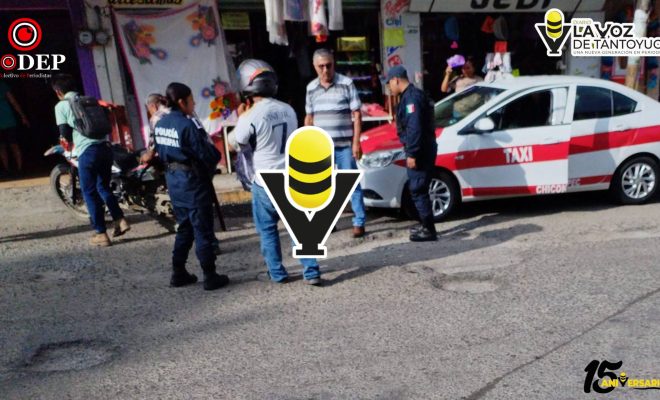 Taxista abre la puerta de su unidad y provoca percance con dos motociclistas en Chicontepec