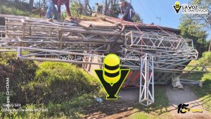 Vuelca camioneta con equipo musical en camino vecinal