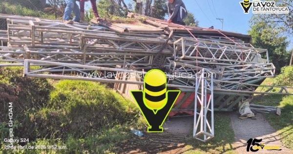 Vuelca camioneta con equipo musical en camino vecinal