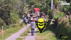 Vuelca camioneta con equipo musical en camino vecinal