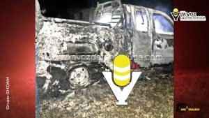 Camioneta queda reducida a cenizas tras incendio 