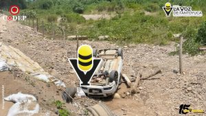 Volcadura moviliza a cuerpos de emergencia en Xochiatipan