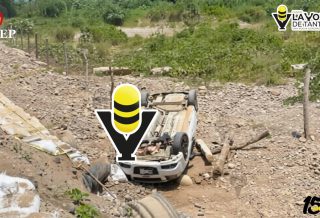 Volcadura moviliza a cuerpos de emergencia en Xochiatipan