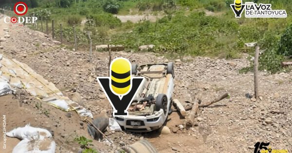 Volcadura moviliza a cuerpos de emergencia en Xochiatipan