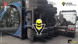 Vuelca caja de tractocamión y obstruye la carretera México - Tampico en Tlanchinol