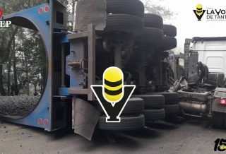 Vuelca caja de tractocamión y obstruye la carretera México - Tampico en Tlanchinol