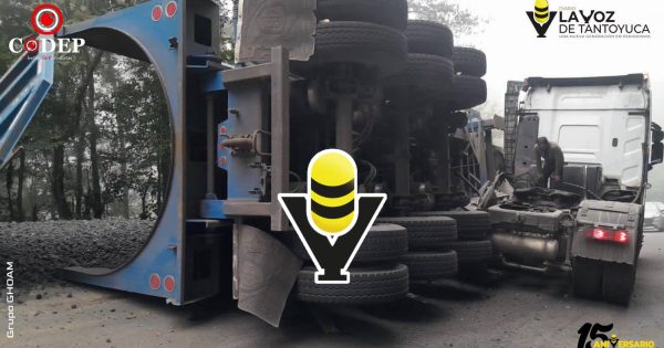 Vuelca caja de tractocamión y obstruye la carretera México - Tampico en Tlanchinol