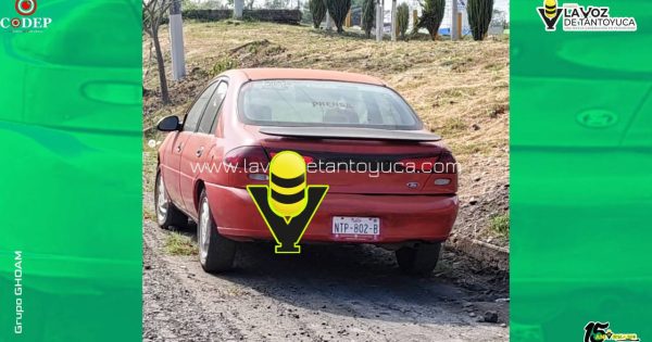 Reportan vehículo abandonado en Villas de Tantoyuca