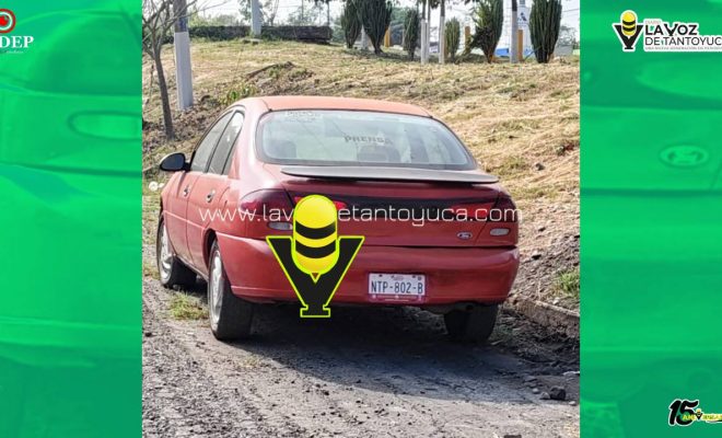 Reportan vehículo abandonado en Villas de Tantoyuca