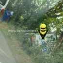 Camioneta de empresa láctea termina fuera de la cinta asfáltica, en Huejutla