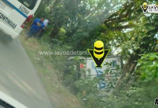 Camioneta de empresa láctea termina fuera de la cinta asfáltica, en Huejutla