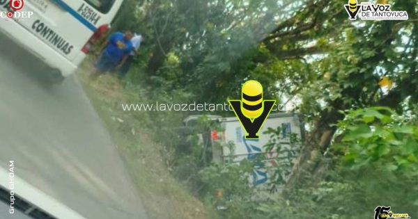 Camioneta de empresa láctea termina fuera de la cinta asfáltica, en Huejutla